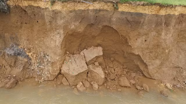 Nguyên nhân sạt lở là do mưa lớn khiến nước dâng cao, đất pha cát kết cấu yếu dễ bị xói trôi.