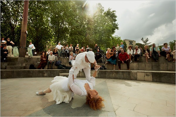 Xem các vũ công khiêu vũ xoay vòng trên bờ sông là sự lựa chọn tuyệt vời khi đến Paris. Xem các vũ công khiêu vũ xoay vòng trên bờ sông là sự lựa chọn tuyệt vời khi đến Paris.