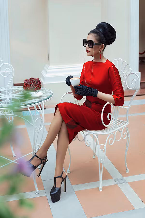 Màu sắc chủ đạo của bộ sưu tập gồm ba gam màu chính của phong cách cổ điển là đen, trắng, đỏ.