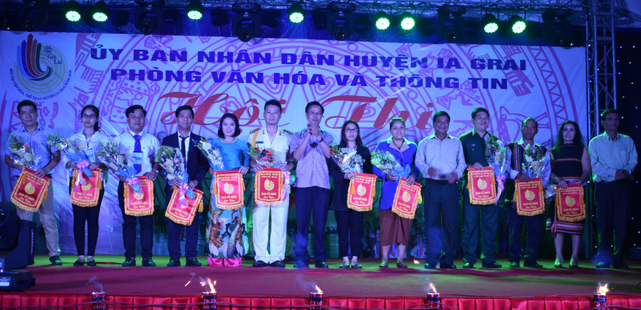 an tổ chức tặng cờ lưu niệm và hoa cho các đơn vị tham gia hội thi. Ảnh: Phan Thương