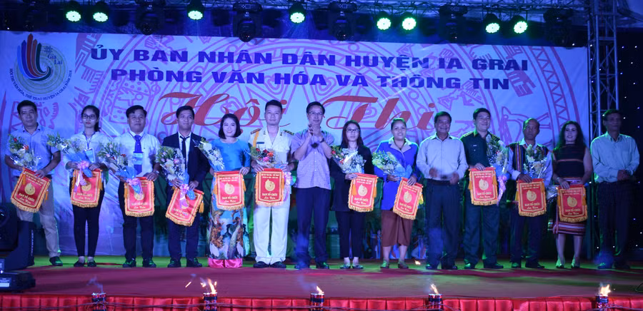 an tổ chức tặng cờ lưu niệm và hoa cho các đơn vị tham gia hội thi. Ảnh: Phan Thương