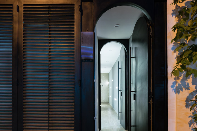 Hệ lam này cũng đáp ứng được mong muốn của gia chủ là tạo ra mặt đứng khác biệt so với khu vực xung quanh. Ngoài ra nó còn có khả năng chống trộm tốt, nhưng vẫn lấy nắng và gió được. Hệ lam này cũng đáp ứng được mong muốn của gia chủ là tạo ra mặt đứng khác biệt so với khu vực xung quanh. Ngoài ra nó còn có khả năng chống trộm tốt, nhưng vẫn lấy nắng và gió được.