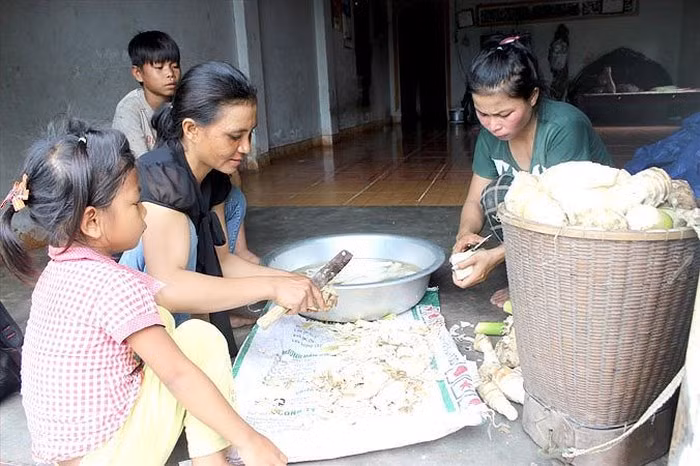 Chị H’ Khối (bên phải) gọt măng để bán.