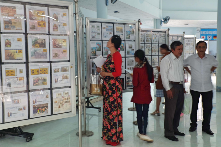 Đông đảo người dân đến thưởng lãm các bộ sưu tập tem. Ảnh: Hoàng Ngọc