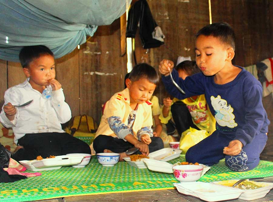  Các em nhỏ háo hức ăn cơm. Ảnh: Dạ Yến Thảo