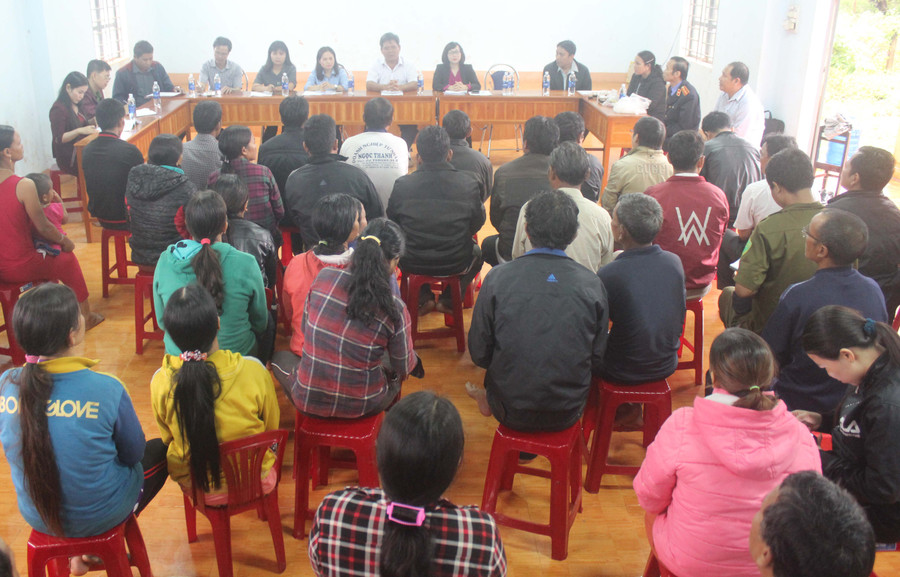 Đoàn giám sát khảo sát thực tế tại làng O, xã Ia O, huyện Ia Grai. Ảnh: Ngọc Thu