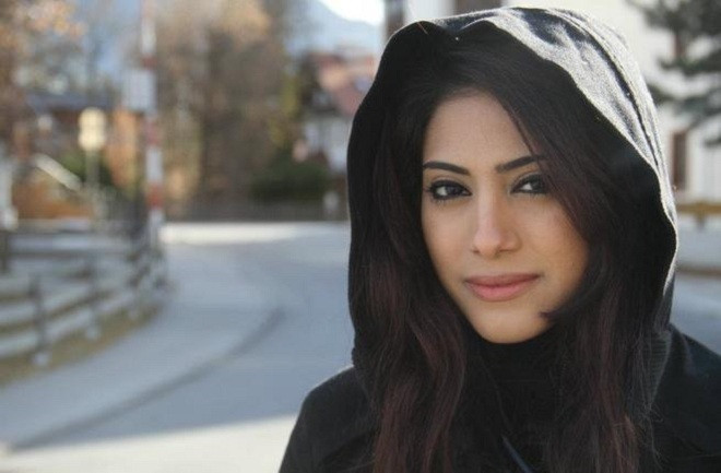 Quy tắc trang phục của phụ nữ Bahrain khá cởi mở, song phụ nữ tại một số vùng nông thôn vẫn đeo mạng che mặt hijab và áo choàng dài truyền thống abayah. Ảnh: Al Bawaba. Quy tắc trang phục của phụ nữ Bahrain khá cởi mở, song phụ nữ tại một số vùng nông thôn vẫn đeo mạng che mặt hijab và áo choàng dài truyền thống abayah. Ảnh: Al Bawaba.