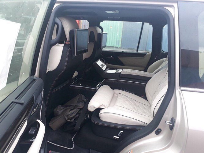 Hàng ghế thứ 3 được tháo bỏ, hàng thứ 2 giờ đây chỉ còn hai ghế với chức năng chỉnh điện, ngả lưng, duỗi chân,.. Hàng ghế thứ 3 được tháo bỏ, hàng thứ 2 giờ đây chỉ còn hai ghế với chức năng chỉnh điện, ngả lưng, duỗi chân,..