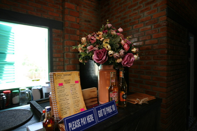 Quán chỉ có một người phục vụ duy nhất là cô giáo dạy tiếng Anh kiêm chủ quán. Vì vậy, khi chị bận dạy học, khách hàng thoải mái tự phục vụ và để lại tiền theo món đồ mình uống.