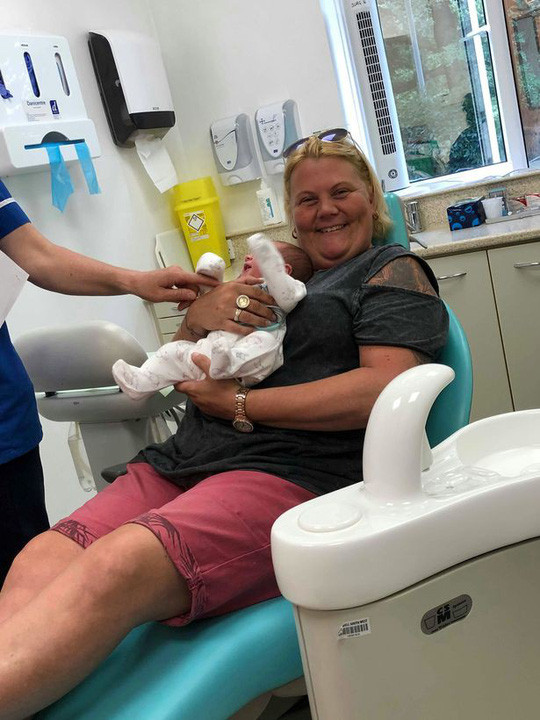  Cô bé được gia đình đưa đến nha sĩ khi được 12 ngày tuổi và nằm trên ghế nhổ răng cùng với dì - ảnh do gia đình cung cấp