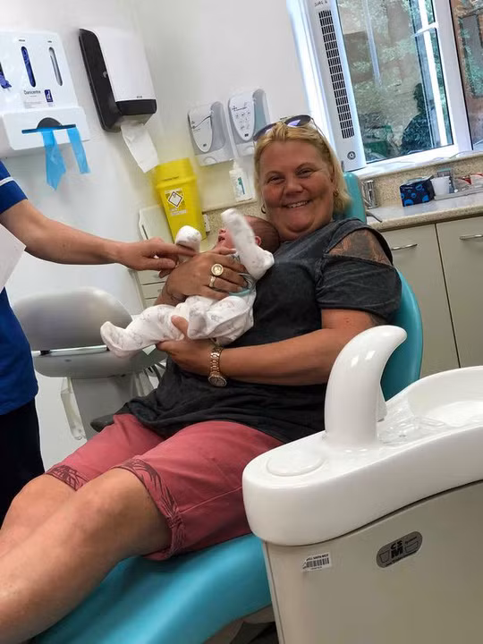  Cô bé được gia đình đưa đến nha sĩ khi được 12 ngày tuổi và nằm trên ghế nhổ răng cùng với dì - ảnh do gia đình cung cấp