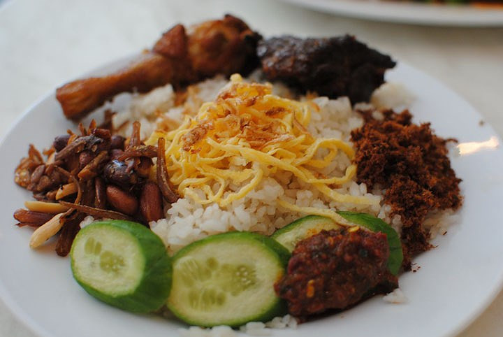  Nasi Uduk: Với tên gọi là cơm nước cốt dừa, món ăn này ngoài hương thơm dậy của chén cơm nấu cùng nước cốt dừa, Nasi Uduk còn mời gọi du khách với hàng loạt món phụ khác như thịt tẩm gia vị, cá, thịt gà, trứng luộc, xốt ớt và bánh quy giòn. Hành tây rán là gia vị không thể thiếu khi trình bày món ăn này ra đĩa. Ảnh: Lowyat Forum