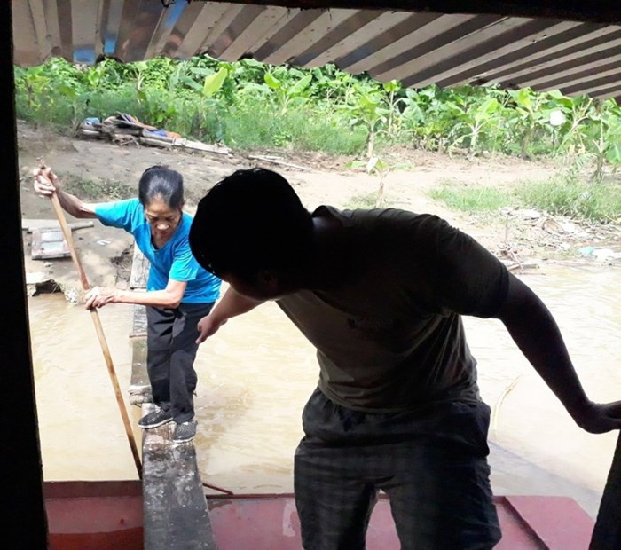  Không có bàn tay ông dẫn đi, giờ bà chỉ biết trông vào chiếc sào nứa để vào nhà.