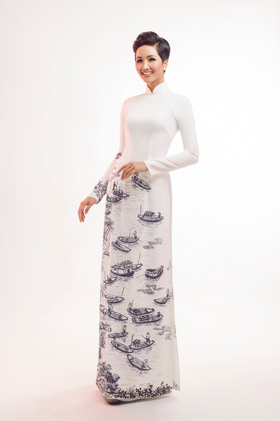 H'Hen Niê là người mẫu chuyên nghiệp duy nhất trong màn trình diễn của nhà thiết kế Thuận Việt. Hoa hậu sẽ đóng vai trò như cô giáo trường làng, nâng đỡ và gần gũi với các em.