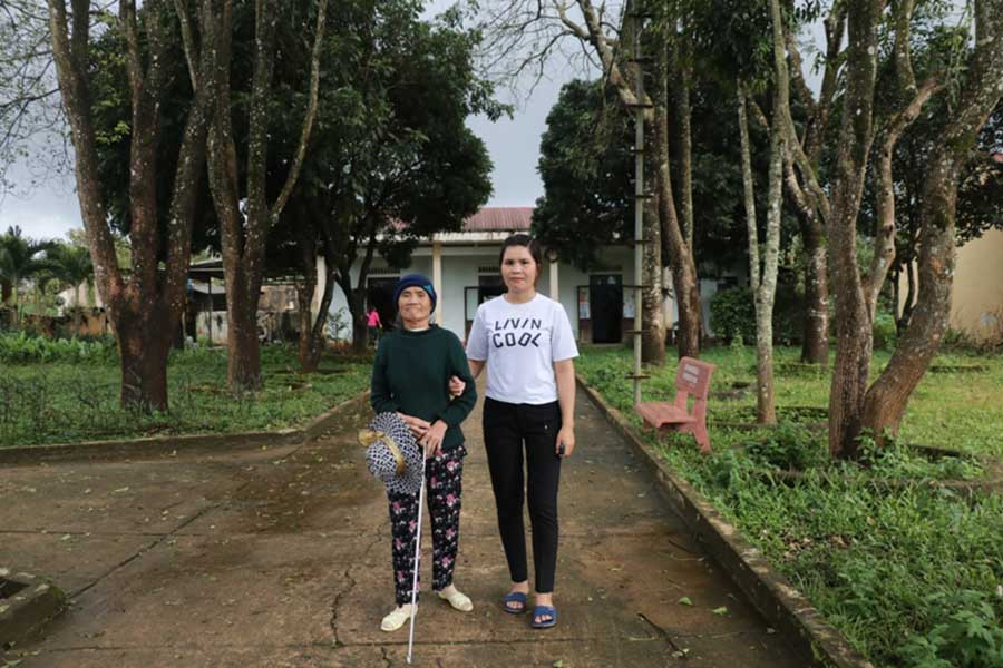  Chị Rơ Châm Thuyên (bên phải) thường xuyên động viên các cụ già được nuôi dưỡng tại Trung tâm Bảo trợ Xã hội Tổng hợp tỉnh. Ảnh: Hồng Thương