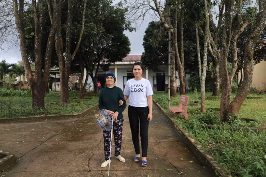  Chị Rơ Châm Thuyên (bên phải) thường xuyên động viên các cụ già được nuôi dưỡng tại Trung tâm Bảo trợ Xã hội Tổng hợp tỉnh. Ảnh: Hồng Thương