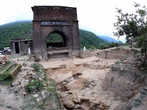 Nền móng các công trình tại Di tích Hải Vân Quan được phát lộ. (Ảnh: Trần Lê Lâm/TTXVN)