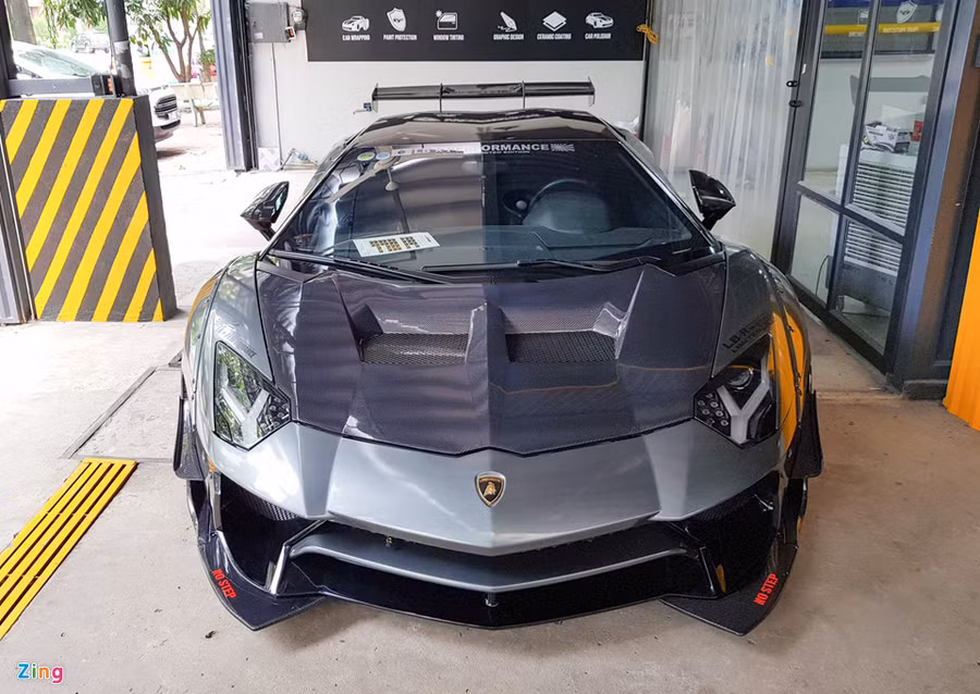  Bộ bodykit được mua từ thương hiệu độ xe danh tiếng Liberty Walk, và do chính bàn tay của các thợ độ bay từ Nhật Bản sang Việt Nam để thi công. Bộ bodykit này đặc biệt, vì thuộc phiên bản giới hạn LB-WORKS Lamborghini Aventador Limited Edition chỉ có 50 bộ trên toàn thế giới, trong đó 30 bộ dành cho thị trường nội địa và 20 bộ bán ra các quốc gia còn lại trên thế giới.