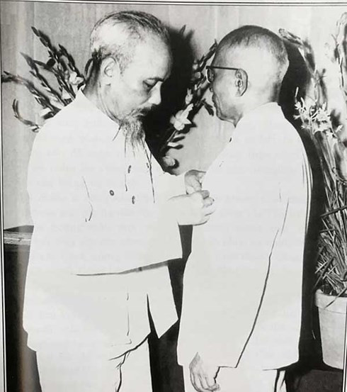 Bác Hồ thay mặt Đảng, Nhà nước, Quốc hội gắn Huân chương Sao vàng cho Bác Tôn. (Ảnh tư liệu). Bác Hồ thay mặt Đảng, Nhà nước, Quốc hội gắn Huân chương Sao vàng cho Bác Tôn. (Ảnh tư liệu).