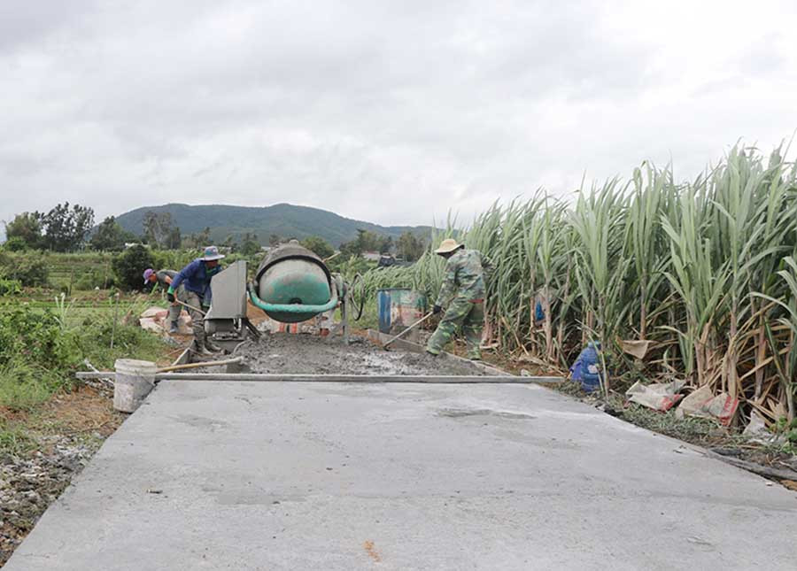 Làm đường giao thông ở thôn Tân Tụ. Ảnh: N.M