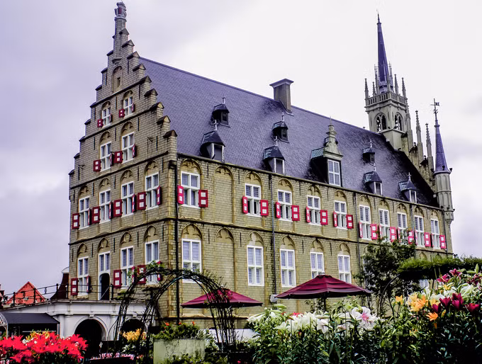 Do đó, những nét văn hóa và kiến trúc phương Tây vẫn còn đậm nét ở đây, như nhà thờ Oura - công trình kiến trúc Thiên chúa giáo cổ nhất tại Nhật còn tồn tại, vườn Glover - nơi ở của ba thương gia người Anh đến Nhật vào cuối thời kỳ Mạc Phủ. Họ có đóng góp rất lớn trong việc phát triển của thành phố này.