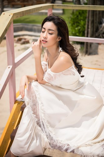Hoa hậu Đỗ Mỹ Linh khoe vai trần quyến rũ với đầm trắng tinh khôi.