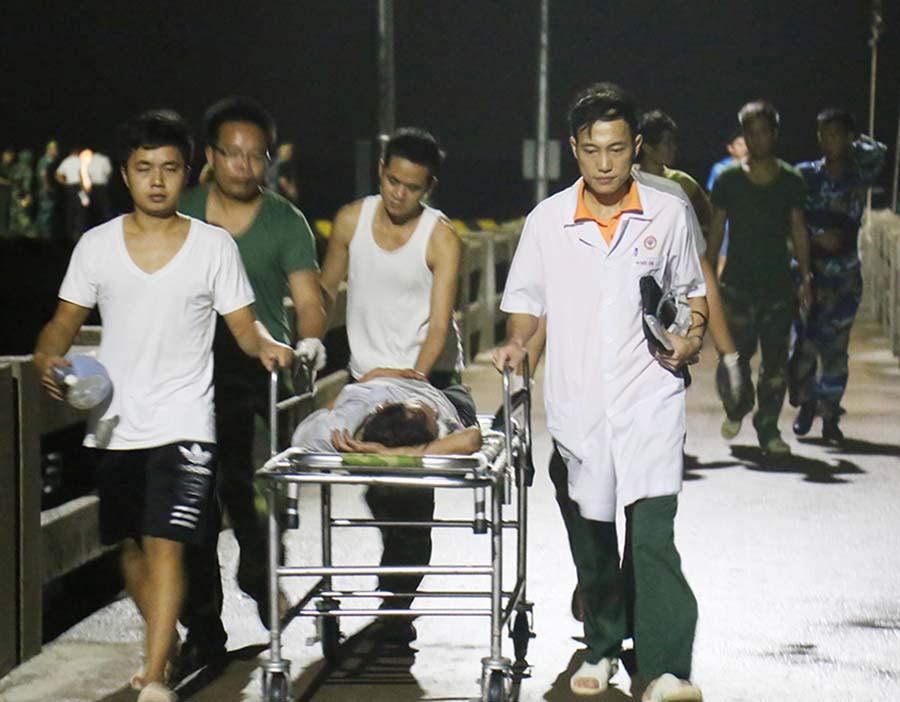 Ngư dân Trúc được bộ đội Trường Sa lớn chuyển vào bệnh xá cấp cứu khẩn cấp. Ảnh Phương Chi.