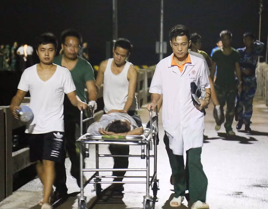 Ngư dân Trúc được bộ đội Trường Sa lớn chuyển vào bệnh xá cấp cứu khẩn cấp. Ảnh Phương Chi.