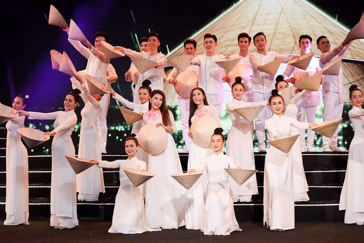 Trên nền nhạc “Một thoáng quê hương” với sự biểu diễn của 2 giọng ca Tố My và Tố Ny là màn đồng diễn áo dài đến từ NTK Ngân An của các thí sinh vòng Chung kết toàn quốc, trong đêm Gala: Trở lại với HHVN nhân dịp kỷ niệm 30 năm.