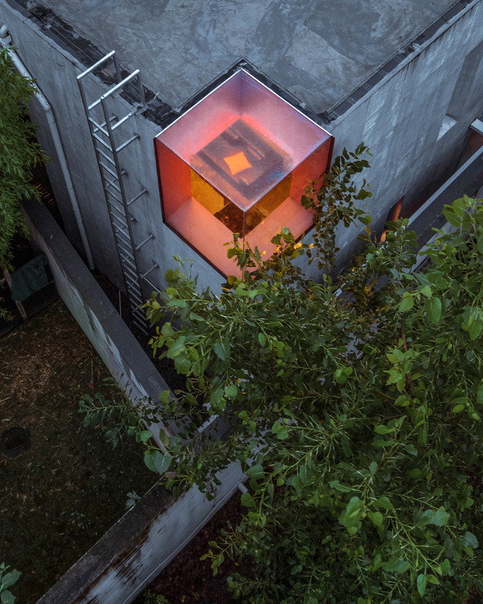 Tường được sơn màu xám, màu nền quen thuộc trong các bức tranh của Li Bin. Tường bên ngoài có màu xám sáng hơn. Trước khi lớp sơn tường ngoài khô hoàn toàn, các kiến trúc sư sử dụng khuôn gỗ để in hình lá, giúp bức tường lung linh khi có ánh sáng chiếu vào. Tường được sơn màu xám, màu nền quen thuộc trong các bức tranh của Li Bin. Tường bên ngoài có màu xám sáng hơn. Trước khi lớp sơn tường ngoài khô hoàn toàn, các kiến trúc sư sử dụng khuôn gỗ để in hình lá, giúp bức tường lung linh khi có ánh sáng chiếu vào.