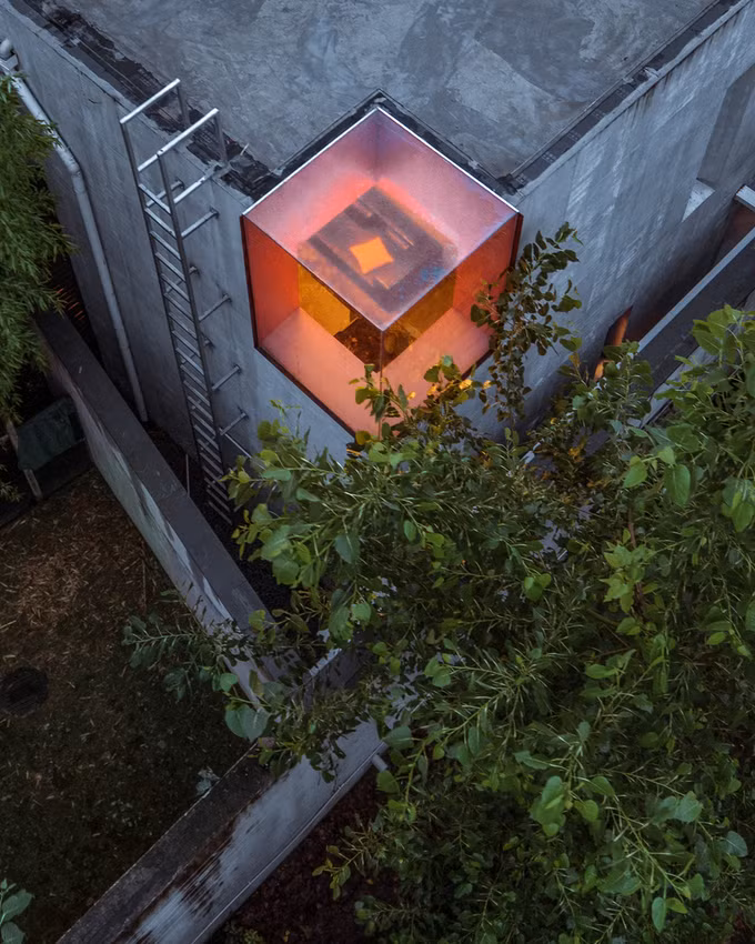 Tường được sơn màu xám, màu nền quen thuộc trong các bức tranh của Li Bin. Tường bên ngoài có màu xám sáng hơn. Trước khi lớp sơn tường ngoài khô hoàn toàn, các kiến trúc sư sử dụng khuôn gỗ để in hình lá, giúp bức tường lung linh khi có ánh sáng chiếu vào. Tường được sơn màu xám, màu nền quen thuộc trong các bức tranh của Li Bin. Tường bên ngoài có màu xám sáng hơn. Trước khi lớp sơn tường ngoài khô hoàn toàn, các kiến trúc sư sử dụng khuôn gỗ để in hình lá, giúp bức tường lung linh khi có ánh sáng chiếu vào.