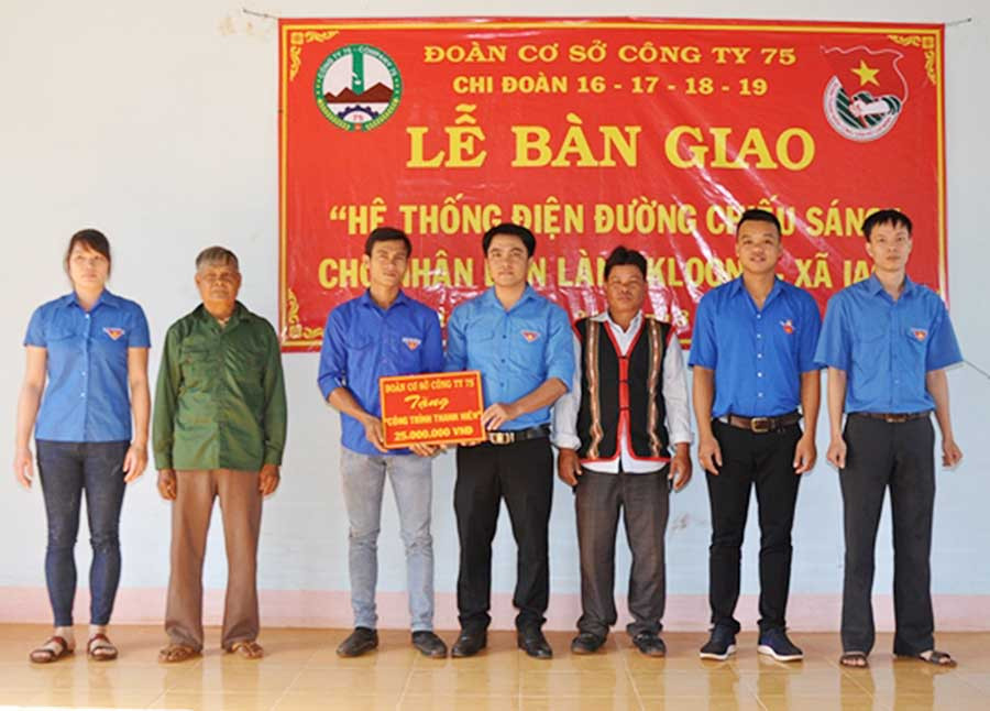  Đoàn cơ sở Công ty 75 bàn giao hệ thống điện đường chiến sáng cho người dân làng Kloong (xã Ia O, huyện Ia Grai). Ảnh: H.T