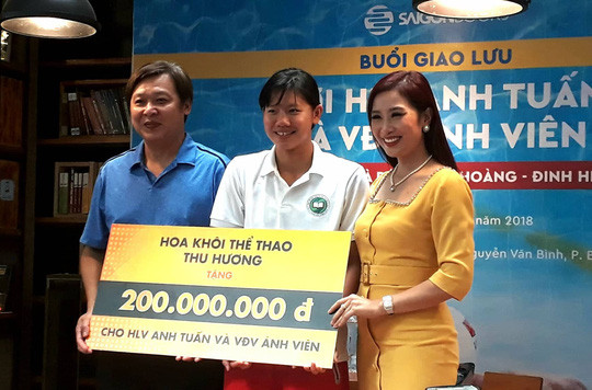 Hoa khôi thể thao 1995 Thu Hương trao tài trợ cho Ánh Viên