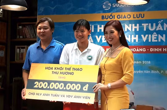  Hoa khôi thể thao 1995 Thu Hương trao tài trợ cho Ánh Viên