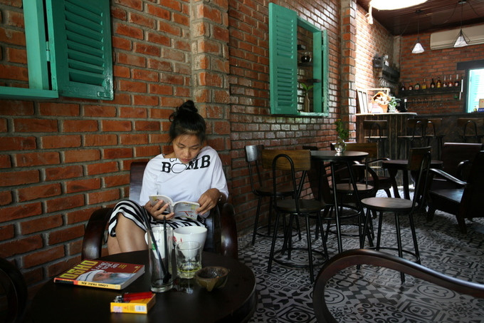  Chủ nhân của quán là một cô giáo dạy tiếng Anh. Chị mở quán cà phê với mong muốn nơi này trở thành điểm hẹn của những người mê đọc sách.