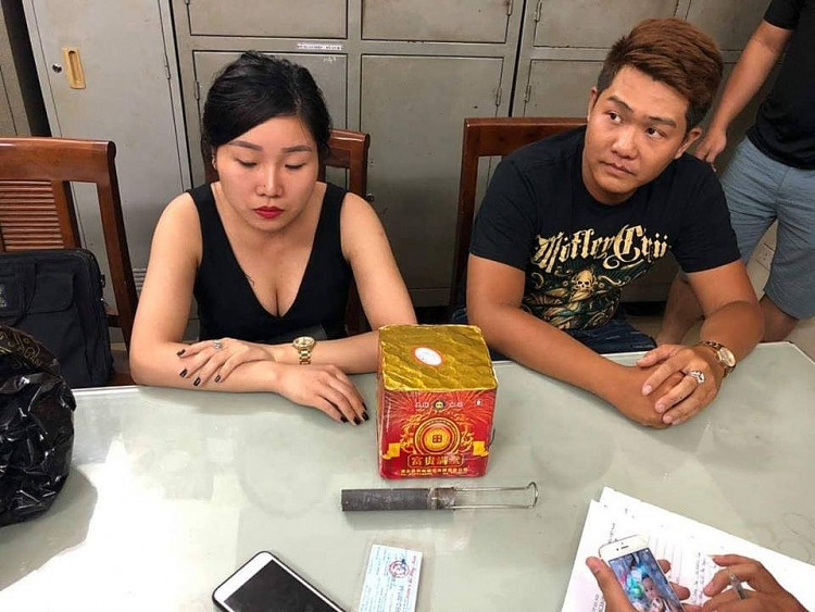 Khôi và Lý tại cơ quan công an.