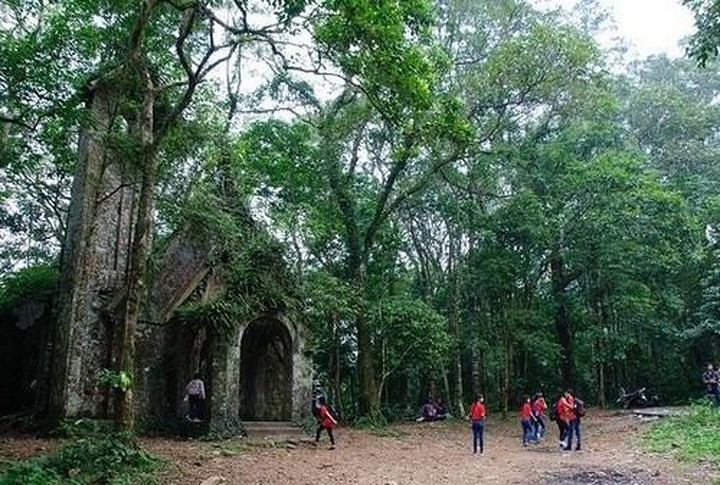 Nhà thờ đá cổ trong khu rừng già là địa điểm checkin nổi tiếng của giới trẻ, từng được Bích Phương chọn làm nơi quay MV 