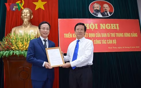 Ông Hà Ban (bên phải ảnh) trao Quyết định của Ban Bí thư Trung ương Đảng cho ông Lại Xuân Lâm