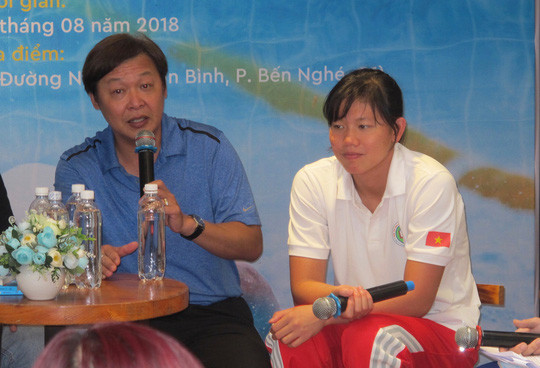 Hai thầy trò Ánh Viên tại buổi giao lưu