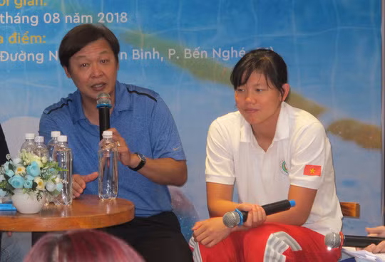 Hai thầy trò Ánh Viên tại buổi giao lưu