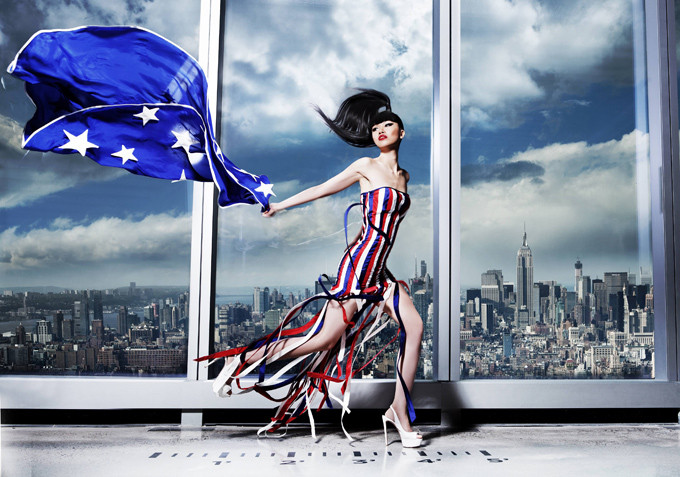 Jessica Minh Anh diễn ấn tượng với mẫu váy tua rua trên tầng cao một tòa nhà tại Paris, Pháp. Jessica Minh Anh diễn ấn tượng với mẫu váy tua rua trên tầng cao một tòa nhà tại Paris, Pháp.