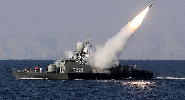 Tàu chiến Iran phóng tên lửa ở eo biển Hormuz. (Ảnh: AFP) Tàu chiến Iran phóng tên lửa ở eo biển Hormuz. (Ảnh: AFP)