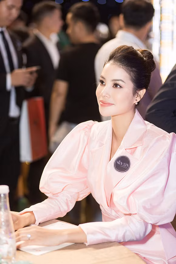 Vốn là một trong những nhân vật có tiếng của làng giải trí, Phạm Hương liên tục có mặt trong các sự kiện với nhiều vai trò khác nhau. Lần nào xuất hiện trước công chúng, Phạm Hương luôn cố gắng để lại những thiện cảm tốt đẹp nhất