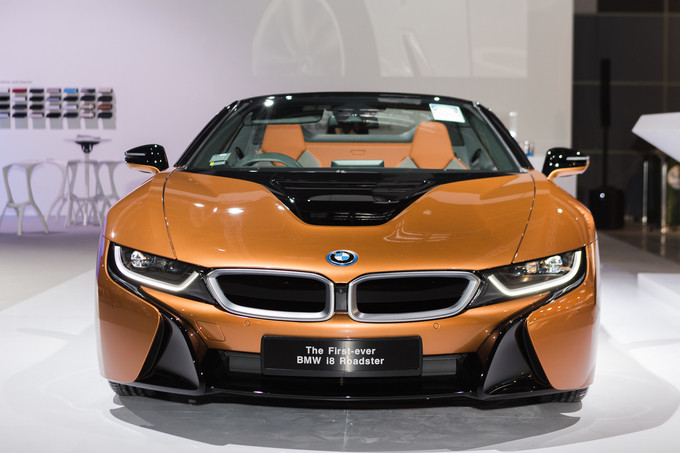  Kết cấu thay đổi, BMW đồng thời sử dụng nhiều nhựa, nhôm gia cường sợi carbon, nên khối lượng của i8 Roadster nhẹ hơn khoảng 60 kg so với bản mui cứng, đạt 1.594 kg.