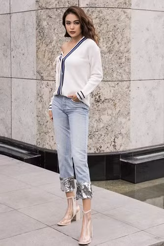  Với trang phục đơn giản cùng gam màu trung tính, việc tạo điểm nhấn đặc biệt như gấu sequin ở quần jeans khiến cho cả set đồ của Mâu Thuỷ trở nên thời trang hơn. Á hậu còn theo xu hướng khi diện 1 đôi boots với chất liệu trong suốt. 