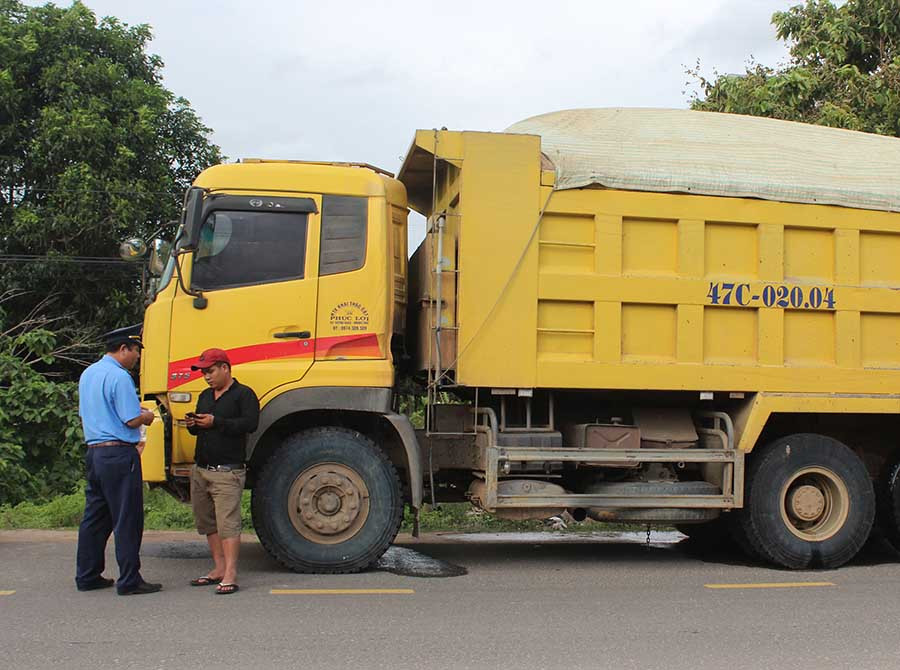  Lực lượng Thanh tra Giao thông xử phạt xe ben BKS 47C-020.04 gần 60 triệu đồng vì lỗi chở vượt tải trọng và vượt tải trọng cầu đường. Ảnh: N.D