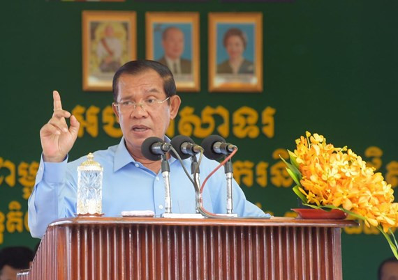  Thủ tướng Campuchia Hun Sen phát biểu trước hàng ngàn công nhân dệt may tại thủ đô Phnom Penh ngày 2-8. Ảnh: pressocm.gov.kh