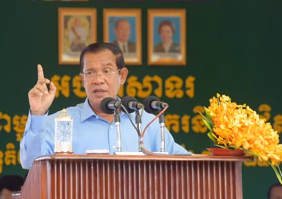  Thủ tướng Campuchia Hun Sen phát biểu trước hàng ngàn công nhân dệt may tại thủ đô Phnom Penh ngày 2-8. Ảnh: pressocm.gov.kh