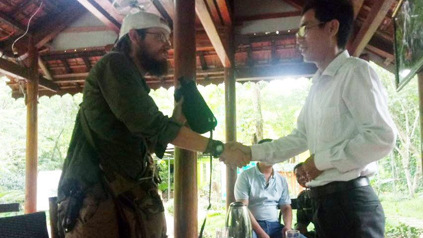 Ông Jacob Allan Warnor rất bất ngờ, xúc động khi nhận lại tài sản bị đánh rơi.