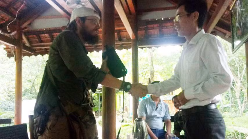 Ông Jacob Allan Warnor rất bất ngờ, xúc động khi nhận lại tài sản bị đánh rơi.